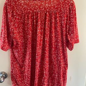 3/4 sleeve summer top. Poly/spandex blend. Material has a bit of a shine to it.